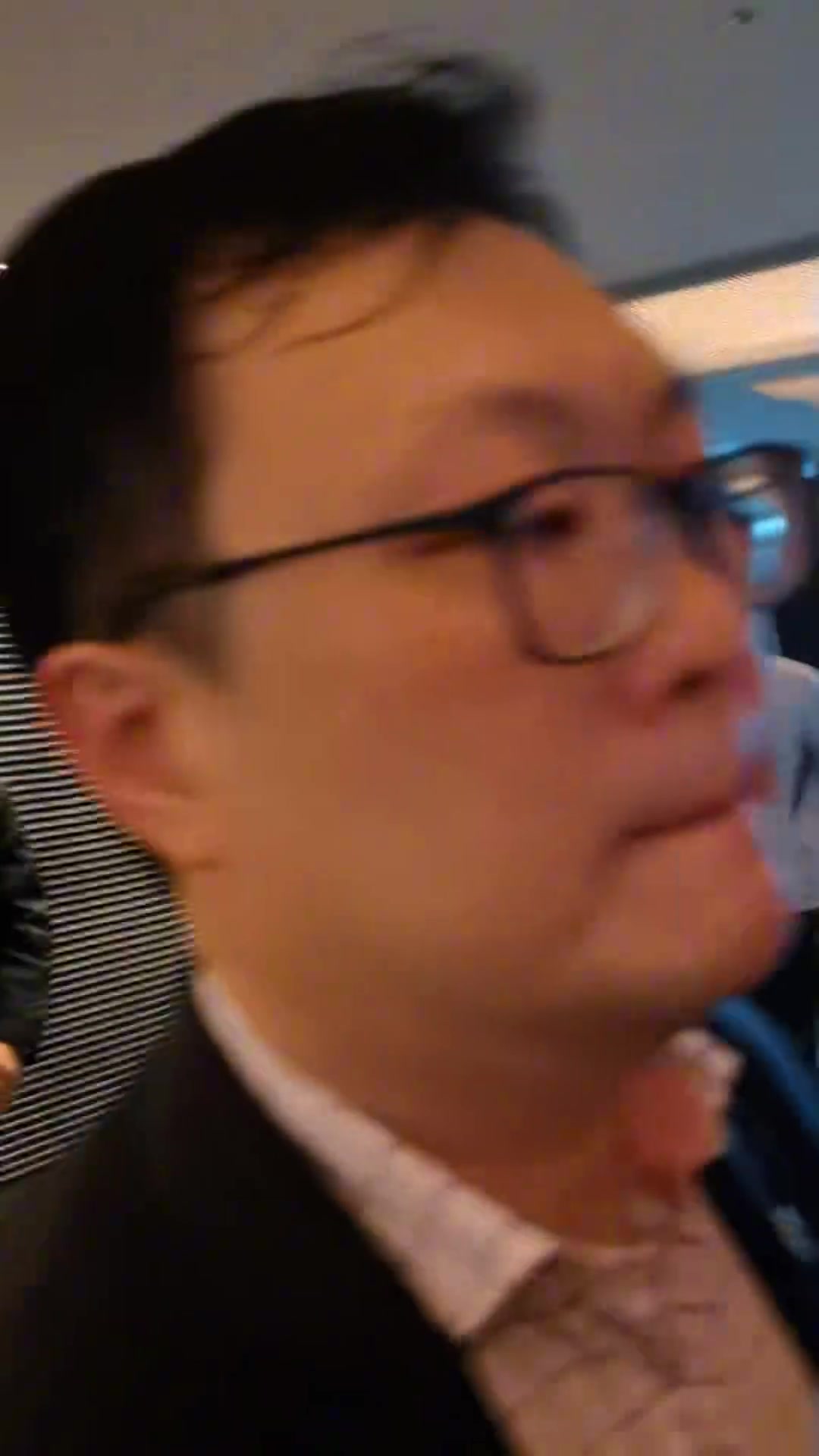 kaiyun-球迷热情高涨！C罗酒店电梯现身，暖心为守候粉丝签名