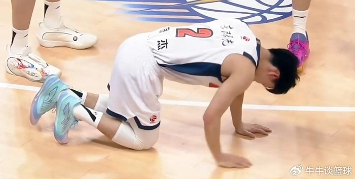 开云-记者：徐杰是习惯性崴脚，情况不是很严重 但肯定得好好休息了|广东男篮|上海男篮|比赛|窗口期|国家队_新浪体育_新浪新闻
